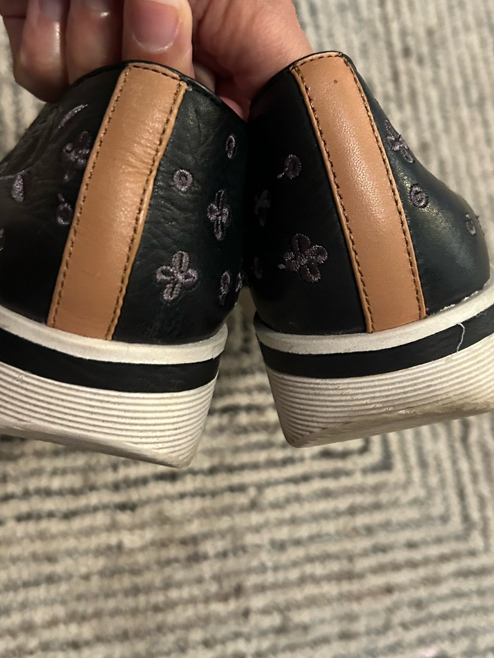 Gentle Souls Kenneth Cole Sneaker Sz 6.5 Black Embroidered Leather Slip On Boho - Picture 7 of 9